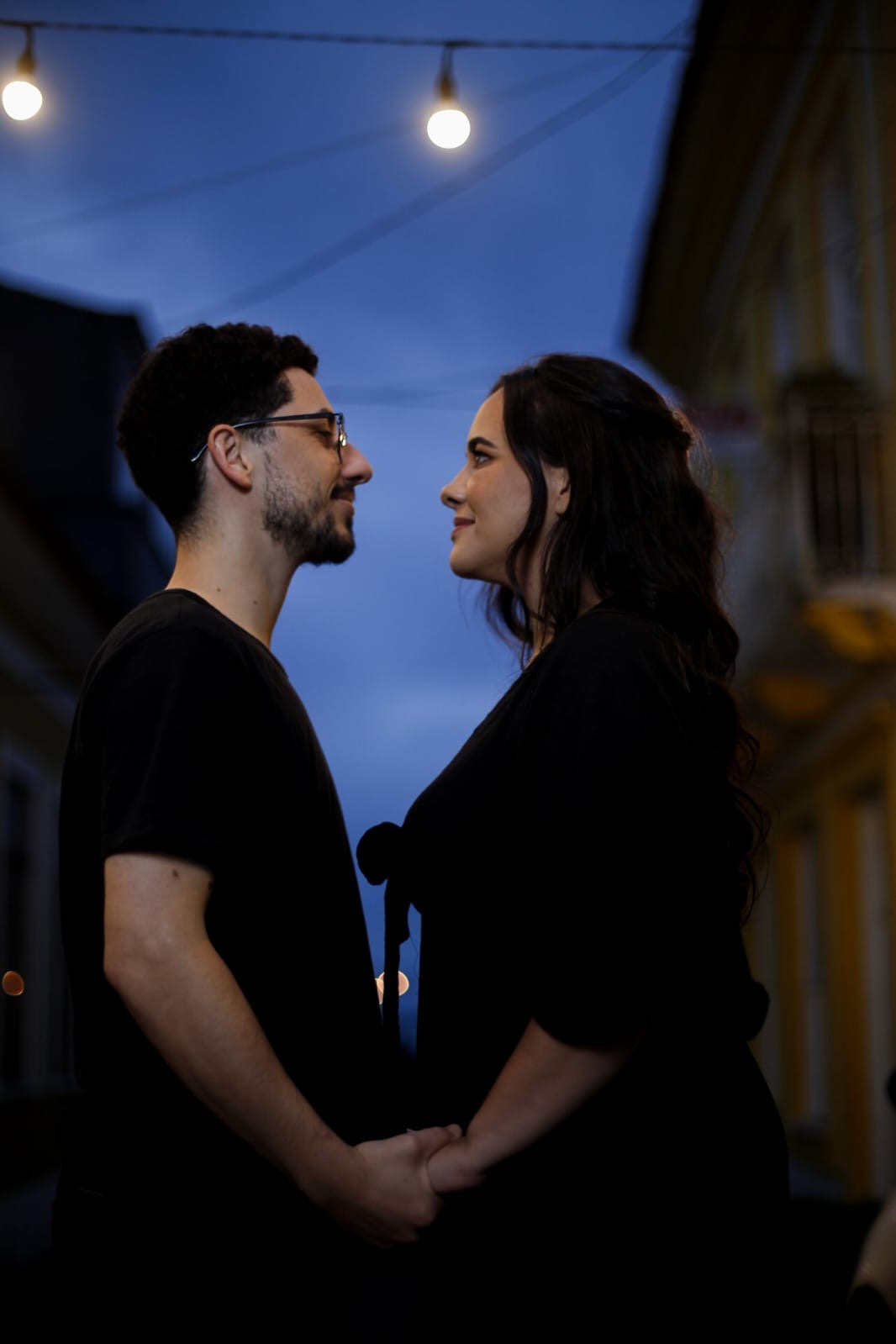Bianca e Alan olhando um para o outro